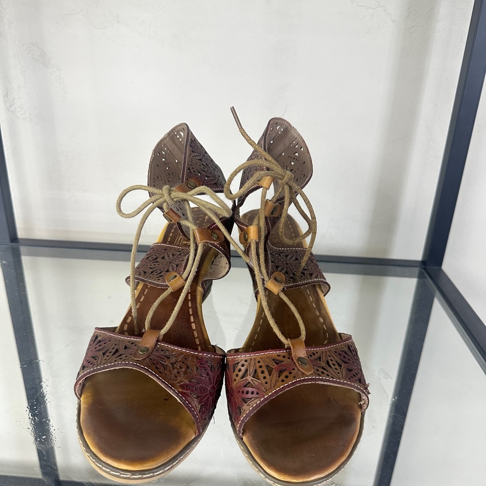 L’Artiste Springstep laser cut leather sandals size 11